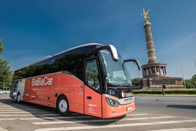 BlaBlaCar-Bus an der Siegessäule in Berlin: Das französische Unternehmen agiert auch als Distributor für Kooperationspartner, etwa RegioJet und Union Ivkoni.