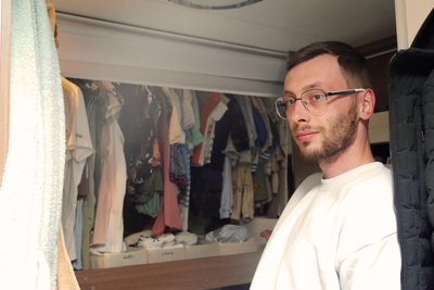 Das obere Stockbett wurde zum Kleiderschrank umfunktioniert.