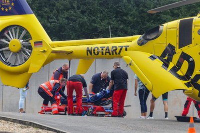Rettungskräfte kümmern sich um einen schwer verletzten Rennradfahrer, der auf dem Sachsenring gestürzt war.