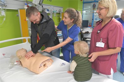 Tag der offenen Tür im Kreiskrankenhaus Freiberg: In einem abgetrennten Teil der Notaufnahme übt Daniel Petzold gemeinsam mit Assistenzärztin Elisabeh Lokek und Oberärztin Susanne Hiller (r.) erste Wiederbelebungsmaßnahmen bei einem Herz-Kreislauf-Stillstand. Sohn Jonah (2) schaut genau zu.
