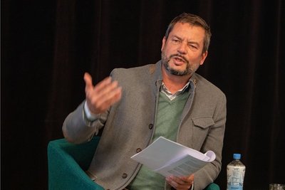 Dirk Löschner, designierter Chef der hiesigen Bühne, will neben dem Ballett des Theaters Plauen-Zwickau auch die Puppen tanzen lassen und einige Buchstaben. Das verriet er bei der Vorstellung des neuen Spielplans.
