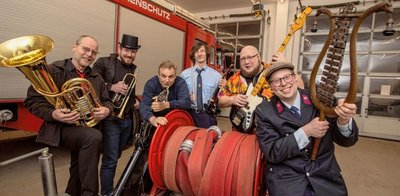 Die Kauschwitzer Feuerwehrkapelle. Von links: Frank Lehmann, Philipp Schwerdtner, Mike Wunderlich, Sören Strehlow, Hendrik Rausch und Hannes Lehmann. Er hält die über 100 Jahre alte Lyra in den Händen. 