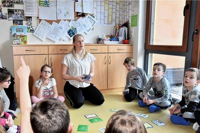 Morgenkreis der "Forschergruppe" mit Erzieherin Claudia Bittermann in der Kita "Pfiffiküsse" Reichenbach. Die Einrichtung wird bislang mit Wärme und Strom über das benachbarte Krankenhaus versorgt. 