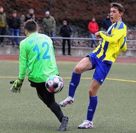 Annabergs Torgarant Simon Schmiedl - hier gegen Meeranes Keeper Tim Höbald - erzielte per Strafstoß sein 14. Saisontor.