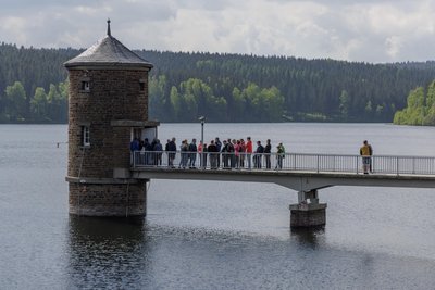 Parallel zu den Arbeiten am Hanggraben werden bis Ende 2026 die Rohwasserleitungen erneuert. Sie beginnen im Entnahmeturm der Talsperre und führen bis zum Wasserwerk.