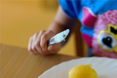 Im Herbst könnte die Preise fürs Essen in Kitas steigen. Vertreter von Sozialverbänden warnen vor den Folgen für die Entwicklung der Kinder. 
