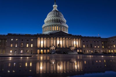 Das US-Kapitol ist in der Abenddämmerung vor der Rede von US-Präsident Trump vor einer gemeinsamen Sitzung des Kongresses in Washington beleuchtet.
