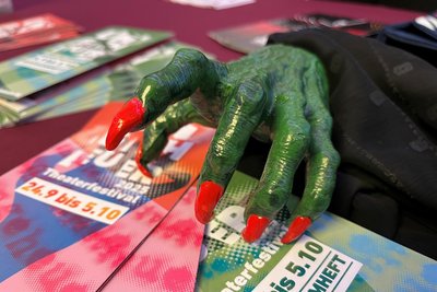 Extra für des Festival "Ungeheuer" geschaffen: eine Monsterkralle mit knallroten Nägeln.