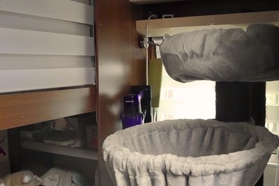 Im hinteren Teil des Wohnwagens ist Platz für Kleiderschrank, Kinderbett, Kratzbaum und Staubsauger.