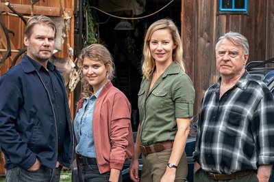 Werden auch im siebten Erzgebirgskrimi Hauptrollen spielen: Kai Scheve und Lara Mandoki agieren als Kommissare, Teresa Weißbach ist als Försterin zu sehen und Andreas Schmidt-Schaller (v. l.) als ihr Vater. 