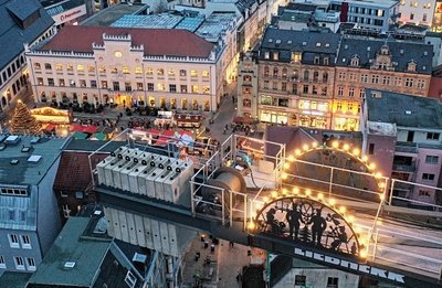 Hoch über der Stadt: Der Schwibbogen auf der Schocken-Baustelle. 
