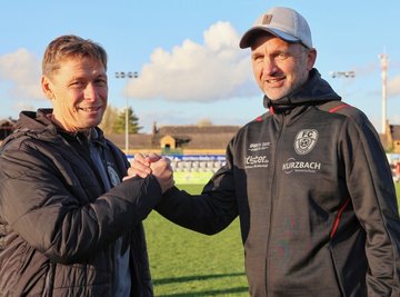 Sven Köhler (l.) betreut als Trainer aktuell den VfB Auerbach, Steffen Ziffert den FC Grimma. Beide Teams spielen in der Oberliga. 