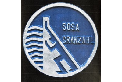 Dieses Signet wurde anlässlich des Baus der Talsperre von 1949 bis 1952 entworfen und stand für das Jugendprojekt der damaligen Freien Deutschen Jugend.
