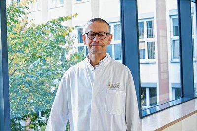 Chefarzt Dr. med. Karsten Wallroth informiert über Hilfe bei Gelenkschmerzen. 