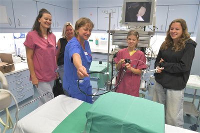 Tag der offenen Tür im KKH Freiberg. Im Bild die Endoskopie mit Krankenschwester Tina Schmidt und Tochter Elsa (2.v.r), Mutti Andrea Zetzsch mit Tochter Alina 14 (r) und Fachkrankenschwester Andrea Pippig- Börner mit Gummibärchen.