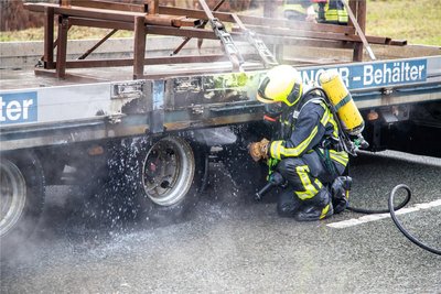 22 Einsatzkräfte mit sechs Fahrzeugen der Feuerwehr sind in Schneeberg ausgerückt.