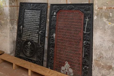 Gehören zu den besonderen Schätzen: die gusseisernen Epitaphplatten aus dem 17. bzw. 18. Jahrhundert.