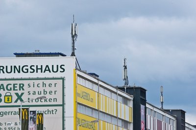 Mobilfunkantennen wie hier an der Zwickauer Straße in Chemnitz tragen wesentlich zum Elektrosmog bei.