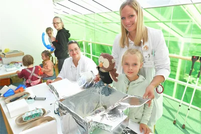 In der Kinderklinik wurden zum Tag der offenen Tür im Kreiskrankenhaus Freiberg auch Kuscheltiere untersucht.
