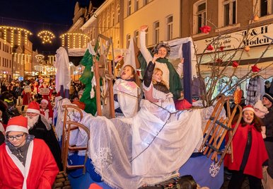 Da war die Welt noch in Ordnung: Das bislang letzte Weihnachtsmännertreffen fand am 7. Dezember 2019 in Auerbach statt - hier der Umzug durch die Nicolaistraße.