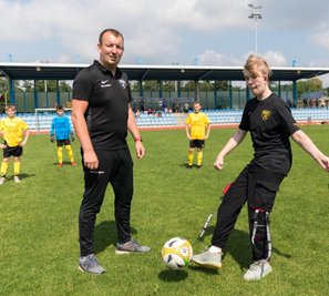 Sebastian May (l.), der Trainer der Freiberger D-Junioren-Fußballer, darf seine Spieler weiterhin trainieren - anders als im vergangenen Lockdown, als aus der Not heraus eine großartige Spendenaktion entstand: Die BSC-Kicker liefen mehr als 1100 Kilometer - die Strecke von Freiberg bis Liverpool - und sammelten über 5700 Euro für eine Therapie des schwerkranken Leon (r.).
