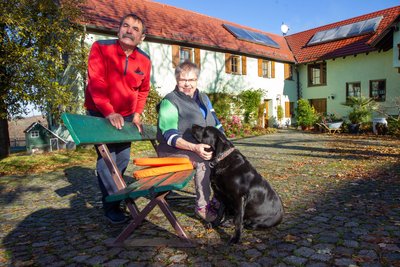 Luise und Johann Hegwein haben sich in Möschwitz ein kleines Paradies geschaffen. 25 Jahre hat das Paar die grüne Oase mit Feriengästen geteilt, nun verabschieden sich die Hegweins in den Ruhestand.