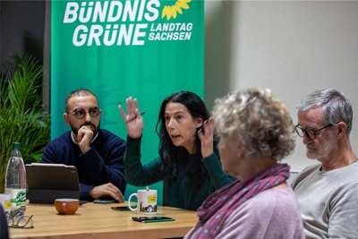 Der grüne Bundestagsabgeordnete Kassem Taher Saleh (links) war Montagabend zu Gast im Büro der Bündnisgrünen. Dort diskutierte er mit Arbeitsmarktmentorin Jeannette Haase-Pfeuffer (Mitte) und weiteren Gästen über Migration.