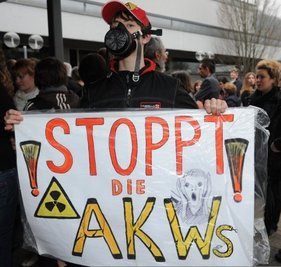 Der gesundheitspolitische Sprecher der SPD-Fraktion, Karl Lauterbach, hat Bundesgesundheitsminister Philipp Rösler (FDP) aufgefordert, die nach der Atomkatastrophe von Japan Bevölkerung in Deutschland aufzuklären. Das Foto zeigt einen Atomkraftgegner bei einer Wahlkampfveranstaltung von Bundeskanzlerin Angela Merkel (CDU) in Waldshut-Tiengen.