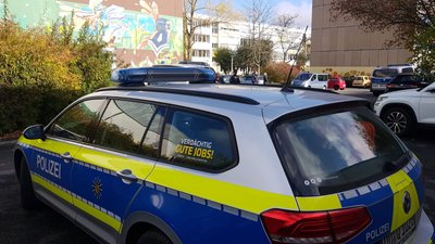 Die Polizei sucht nach Sprengstoff im Schulgebäude. 