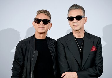 Die Musiker Martin Gore (l.) und Dave Gahan der britischen Band Depeche Mode stehen bei einem Fototermin in Berlin am Dienstag vor einer Fotowand.