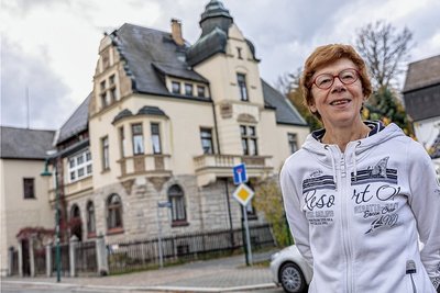 Christiane Wilm (67) hängt sehr an ihrem Elternhaus. Viele Erinnerungen und Familiengeschichte sind mit der Villa an der Lindenstraße 7 in Ellefeld verbunden. Erbaut wurde sie 1907. 