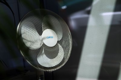 Im Büro aufgrund der Hitze einfach einen Ventilator aufstellen? Das geht nur, wenn der Arbeitgeber einverstanden ist.