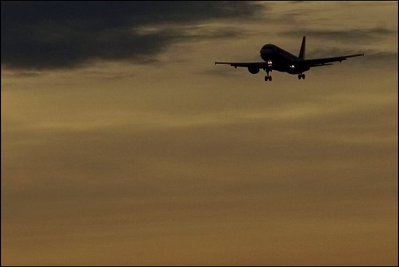 In Namibia hat die Polizei bei einem Flug nach München am Mittwoch ein verdächtiges Gepäckstück entdeckt. Beim Durchleuchten wurden Batterien, die über Kabel mit einem Zünder und einer laufenden Uhr verbunden waren, sichtbar.