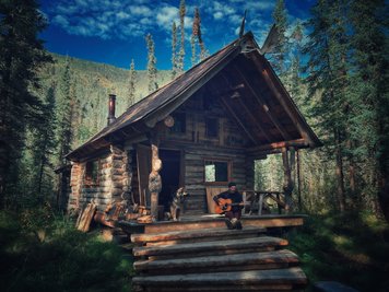 Holly an seinem Haus in Dawson am Yukon im äußersten Nordwesten Kanadas, nahe Alaska. 