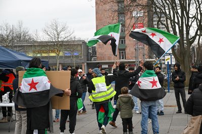 Etwa 150 Syrer haben am Sonntag vor dem Karl-Marx-Kopf in Chemnitz den Sturz des Assad-Regimes gefeiert.