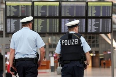 Die Innenminister von Bund und Ländern treffen heute in Hamburg zu ihrer Herbstkonferenz zusammen. Auf der Tagesordnung steht unter anderem eine Reform des Aufenthaltsrechts für minderjährige geduldete Ausländer. Nach den jüngsten Terrorwarnungen dürfte auch der Antiterrorkampf auf der Agenda stehen.