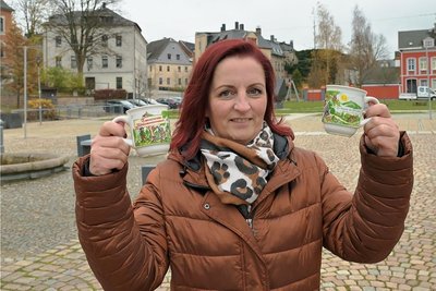 Annett Benkert von der Bürgerstiftung "Zuhause am Auersberg" hält dieEibenstocker Märchentasse in Händen. 