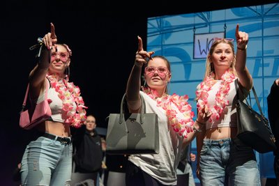 Die Schülerinnen Antonia Frank (links), Celina Oltsch (Mitte) und Lana Kießling (rechts) vom Julius-Mosen-Gymnasium bei den Proben des Bühnenstücks „Gleich geht's los" im König-Albert-Theater in Bad Elster.