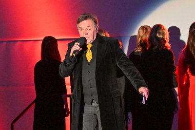 Das Musicalstudio W.M. unter der Leitung von Wieland Müller bei einem Auftritt im Hartmannsdorfer Sportzentrum Am Naturbad.