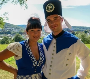 Sie sind die Gesichter des Tags der Sachsen in Aue-Bad Schlema: Bademädchen Saskia Trzarnowski und Blaufarbenwerker Rico Tippner. 