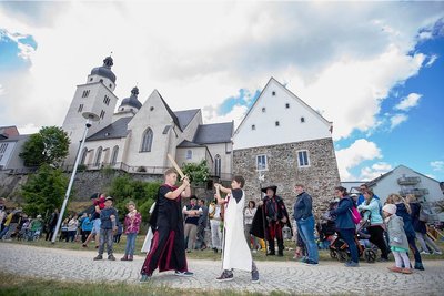 Viel Trubel herrschte am Fuße des Komturhofes und der Johanniskirche. Yanic und Peer (rechts) fochten ritterliche Kämpfe aus. 