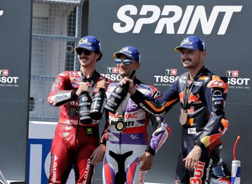 Jorge Martin (mitte) feiert am Samstag mit Francesco Bagnaia und Jack Miller seinen Sprintsieg.