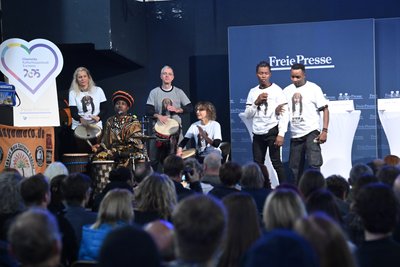 Reggae von Arba Manillah und seiner Band lockerte musikalisch auf. Mit dabei auch zwei Tänzer, die bei einem Festival bald Tanzworkshops für Kinder anbieten werden. 