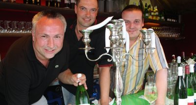 Frank Lohmann, Frank Baumgarten und Lars Höppe (von links) in ihrer hitzigen Weinfest-Bude.