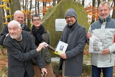 An der Amalie-Dietrich-Höhe in Siebenlehn versenkten die Nachfahren Sören Askegard, Hans Askegard und Ilse-Maria Amalie Bischoff sowie Mathias Lüttkemeier und Dietmar Lippert (v.l.) vom Schulförderverein die Gedenkhülse.