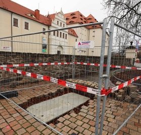 Das Fundament für das lebensgroße Lomonossow-Denkmal auf dem Schloßplatz ist schon bereitet.