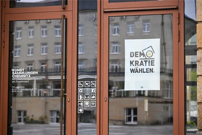 Dieses Plakat des Chemnitzer Künstlers Steffen Jacob ist an den Häusern der Kunstsammlungen zu sehen.