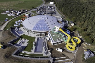 Bei einer Millioneninvestition am Freizeitbad Greifensteine sind neue Rutschen und Becken entstanden.