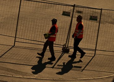 Im Hochsommer auf dem Bau arbeiten? Das ist Schwerstarbeit. Eine Möglichkeit zur Erleichterung kann sein, die Arbeitszeiten in die frühen Morgenstunden oder die Abendstunden zu verlegen.
