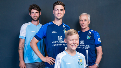 Die Heimtrikots in Himmelblau, die Auswärtstrikots in Dunkelbau - der neue Look beim CFC.